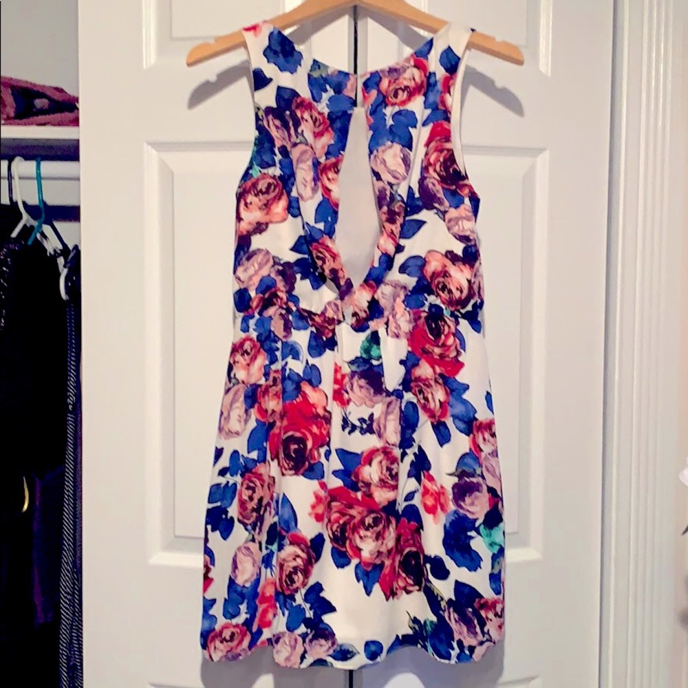 Olive and Oak Floral Dress - Picture 2 of 3